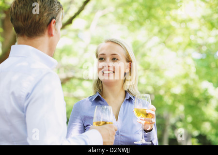 Jeune couple drinking wine Banque D'Images