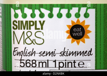 Étiquette sur 1 chopine de simplement M&S semi écrémé Anglais Banque D'Images