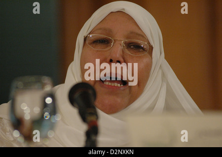 Le Dr Abla El Kahlawy, Présidente de la Faculté des études islamiques à l'Université Al-Azhar, lors d'une conférence sur les caricatures danoises. Banque D'Images