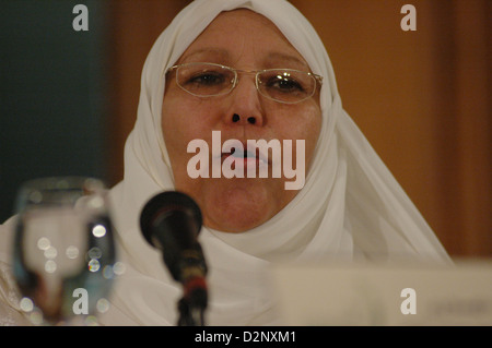 Le Dr Abla El Kahlawy, Présidente de la Faculté des études islamiques à l'Université Al-Azhar, lors d'une conférence sur les caricatures danoises. Banque D'Images