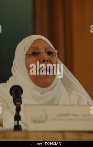 Le Dr Abla El Kahlawy, Présidente de la Faculté des études islamiques à l'Université Al-Azhar, lors d'une conférence sur les caricatures danoises. Banque D'Images