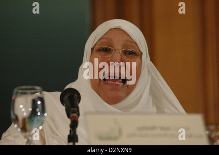 Le Dr Abla El Kahlawy, Présidente de la Faculté des études islamiques à l'Université Al-Azhar, lors d'une conférence sur les caricatures danoises. Banque D'Images