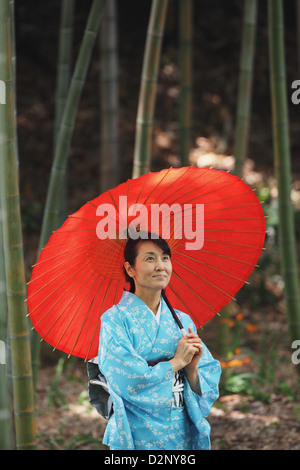 Femme dans un kimono avec parasol Banque D'Images