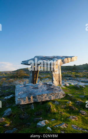 Dolmen de Poulnabrone, le Burren, comté de Clare, Irlande. Banque D'Images