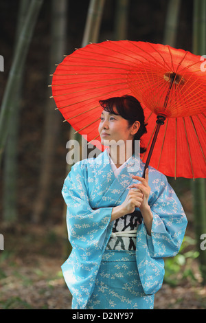 Femme dans un kimono avec parasol Banque D'Images