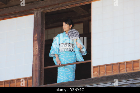 Femme dans un kimono avec ventilateur papier Banque D'Images