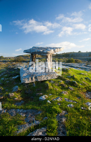 Dolmen de Poulnabrone, le Burren, comté de Clare, Irlande. Banque D'Images