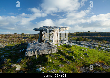 Dolmen de Poulnabrone, le Burren, comté de Clare, Irlande. Banque D'Images