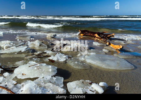 Coup horizontal de la mer gelée et de glace sur la plage de la mer Baltique. Banque D'Images