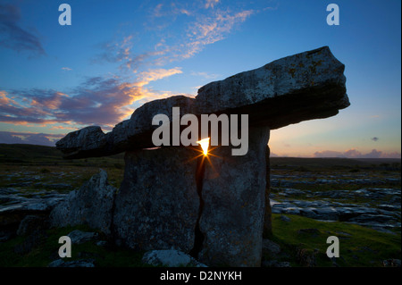 Dolmen de Poulnabrone au coucher du soleil, le Burren, comté de Clare, Irlande. Banque D'Images