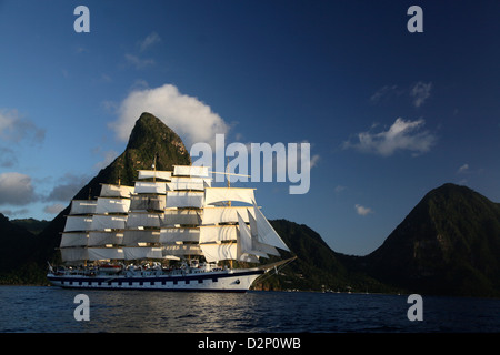 Un clipper moderne toutes voiles dehors en passant sous les pics de Sainte-lucie's Grand Tetons Banque D'Images