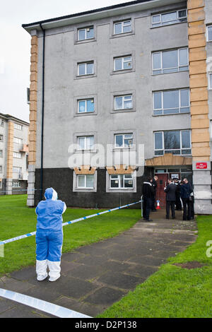 Reading, Berkshire, Royaume-Uni. 30 janvier 2013. Après la découverte du corps d'un homme de 50 ans en lecture à 7h ce matin, la police a bouclé un bloc d'appartement à la jonction de Northumberland Avenue et de Hartland Road à Whitley, tandis que les enquêtes judiciaires ont lieu. Image © Danny Callcut Banque D'Images