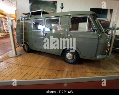 La fourgonnette Polizia Stradale FIAT est un véhicule utilisé par la police routière italienne pour le contrôle de la circulation et les patrouilles. Equipé de marquages de police, il est un élément essentiel de l'application de la loi en Italie, assurant la sûreté et la sécurité sur les routes. Banque D'Images