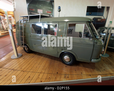 Une camionnette FIAT utilisée par la Polizia Stradale (police de la circulation italienne) est vue en action. Ce véhicule est équipé pour assurer la sécurité routière et les contrôles routiers dans toute l'Italie. Banque D'Images