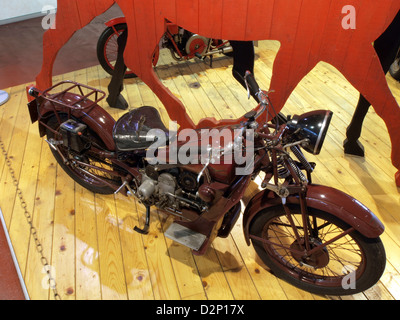 Une vieille moto Moto Guzzi utilisée par la police italienne, présentant un modèle classique qui faisait autrefois partie de la flotte des forces de l'ordre italiennes. Banque D'Images