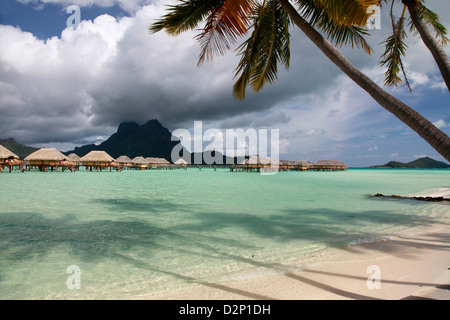 Bungalows sur pilotis sur le lagon à Bora Bora Banque D'Images