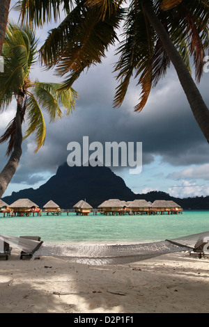 Bungalows sur pilotis sur le lagon à Bora Bora Banque D'Images