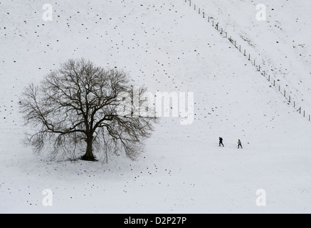 Les promeneurs sur la neige couverts Gaerstone hill Church Stretton Shropshire, England UK Banque D'Images