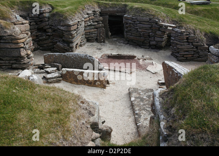 Une maison en pierre sèche à Skara Brae, un site néolithique en pierre, situé dans la baie de Skaill sur la côte ouest de la partie continentale. Banque D'Images