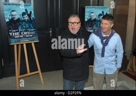 Berlin, Allemagne. 29 janvier 2013. L'acteur britannique Ray Winstone et le réalisateur britannique Nick Love au Photocal du film 'Le Crime' à l'hôtel de Rome à Berlin. Le 29 janvier 2013. Dpa : Crédit photo alliance / Alamy Live News Banque D'Images