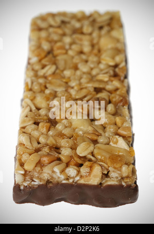 Barre de céréales avec du chocolat isolé sur fond blanc Banque D'Images