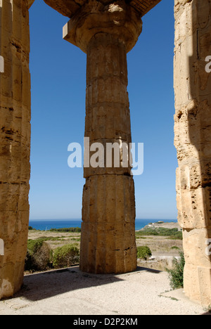 Selinunte. La Sicile. L'Italie. Vue sur la mer Méditerranée par le biais de colonnes sur l'angle arrière du 5e siècle avant J.-C. Temple E Banque D'Images
