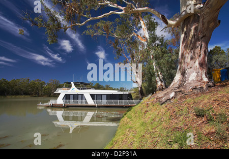 Une maison bateau amarré sur les rives de la Murray River, près de l'ancienne douane, à la frontière de l'Australie du Sud et Victoria Banque D'Images