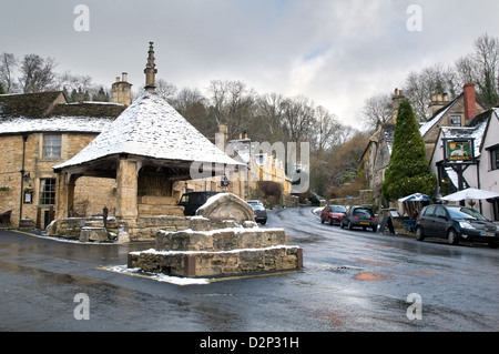 Scène de la neige d'hiver de la croix du marché, Castle Combe, Cotswolds, en Angleterre Banque D'Images