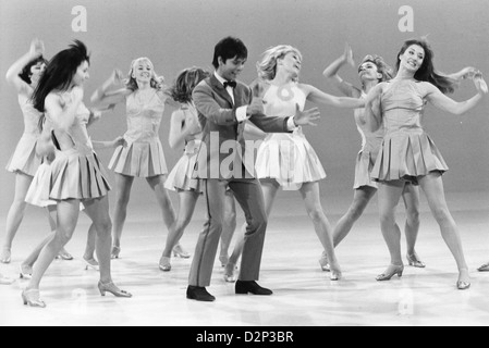 CLIFF RICHARD dans la série ITV 'Showtime' avec les danseurs en 1968 Lionel Blair Banque D'Images