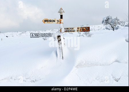 Un panneau routier enterré dans un banc de neige sur l'A39 entre Somerset Porlock et Lynton qui a été bloqué par des congères, UK Banque D'Images