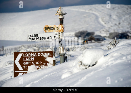 Un panneau routier enterré dans un banc de neige sur l'A39 entre Somerset Porlock et Lynton qui a été bloqué par des congères, UK Banque D'Images