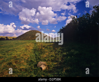 Silbury Hill Chalk préhistorique mound près de Avebury, dans le Wiltshire, Angleterre Banque D'Images