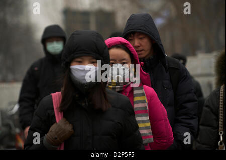L'usure les piétons des masques dans la brume épaisse, à Beijing, en Chine. 30-Jan-2013 Banque D'Images