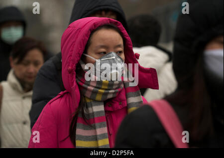 L'usure les piétons des masques dans la brume épaisse, à Beijing, en Chine. 30-Jan-2013 Banque D'Images