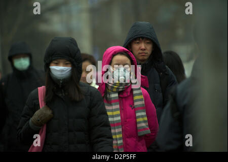 L'usure les piétons des masques dans la brume épaisse, à Beijing, en Chine. 30-Jan-2013. Banque D'Images