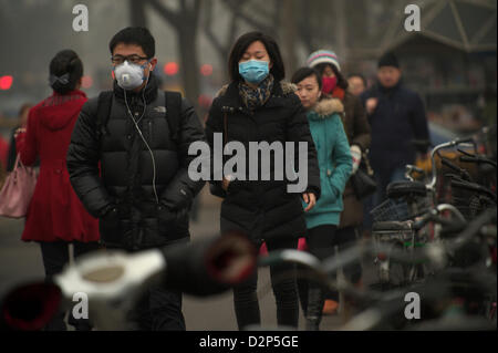 L'usure les piétons des masques dans la brume épaisse, à Beijing, en Chine. 30-Jan-2013 Banque D'Images