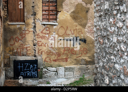 Héritage de la guerre : gun graffiti sur mur dans une ruelle de Sarajevo. Banque D'Images