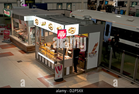 Une sortie de l'alimentation dans le grand hall de la gare de Victoria, UK Banque D'Images