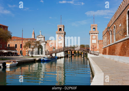 L'Arsenal de Venise, l'Italie dans une journée ensoleillée, avec une réflexion colorée sur la surface de l'eau dans la chanel. Banque D'Images