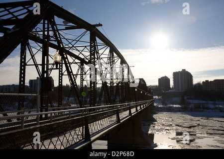 Le vieux pont sur la rivière Saskatchewan sud en hiver circulant dans le centre-ville de Saskatoon, Saskatchewan, Canada Banque D'Images