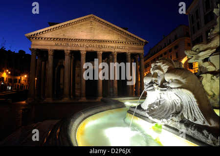 Italie, Rome, Piazza della Rotonda, fontaine et Panthéon la nuit Banque D'Images