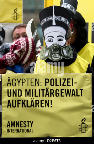 Berlin, Allemagne. 30 janvier 2013. Un membre d'Amnesty international proteste devant la chancellerie allemande au cours de la visite du Président Morsi Egypts en Allemagne où il rencontre la chancelière allemande Angela Merkel. Credit : Rey T. Byhre / Alamy Live News Banque D'Images