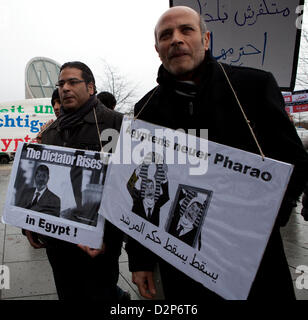 Berlin, Allemagne. 30 janvier 2013. Les protestataires Anti-Morsi en face de la chancellerie allemande au cours de la visite du Président Morsi Egypts en Allemagne où il rencontre la chancelière allemande Angela Merkel. Credit : Rey T. Byhre / Alamy Live News Banque D'Images