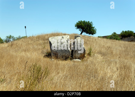 5ème siècle avant J.-C. abandonnés colonne cylindrique à blocs de batterie les anciennes carrières de Cusa. Selinunte. La Sicile. Italie Banque D'Images