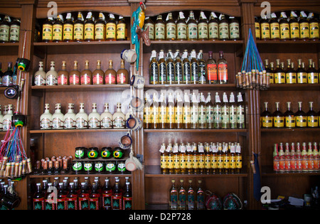 L'alcool, y compris des tablettes en magasin Mezcal n à Oaxaca - Mexique Banque D'Images