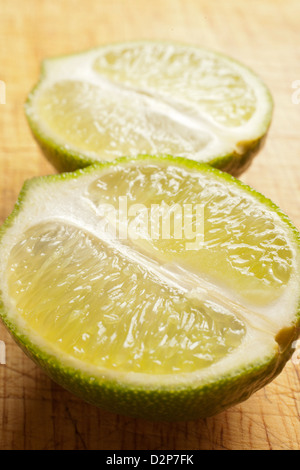 Fresh Lime, coupée en deux Banque D'Images