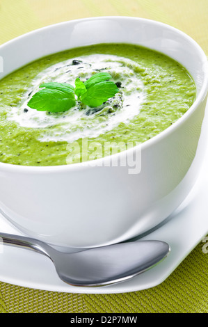 Soupe de légumes frais et de menthe crème garni de Banque D'Images