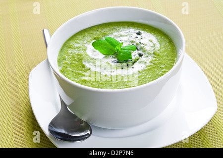 Soupe de légumes frais et de menthe crème garni de Banque D'Images