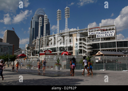 Les fontaines du centre-ville de Cincinnati Ohio Banques park baseball reds divertissement river Great American Ballpark stadium Banque D'Images