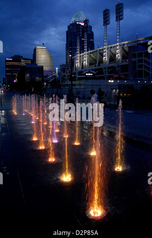 Les fontaines du centre-ville de Cincinnati Ohio Banques park baseball reds divertissement river Great American Ballpark stadium Banque D'Images